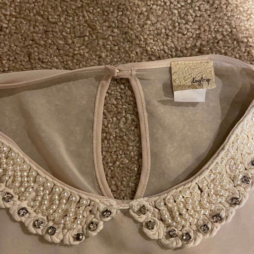 Buckle Sheer shirt with pearl and stud collar
